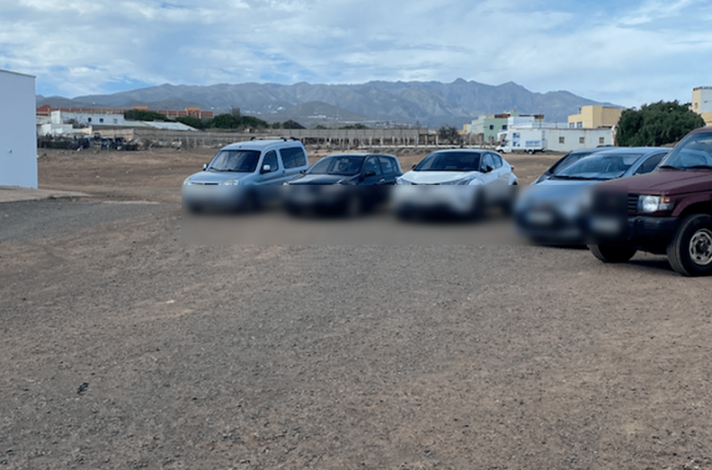 Vehículos mal aparcados en la explanada aledaña al cementerio/TA.